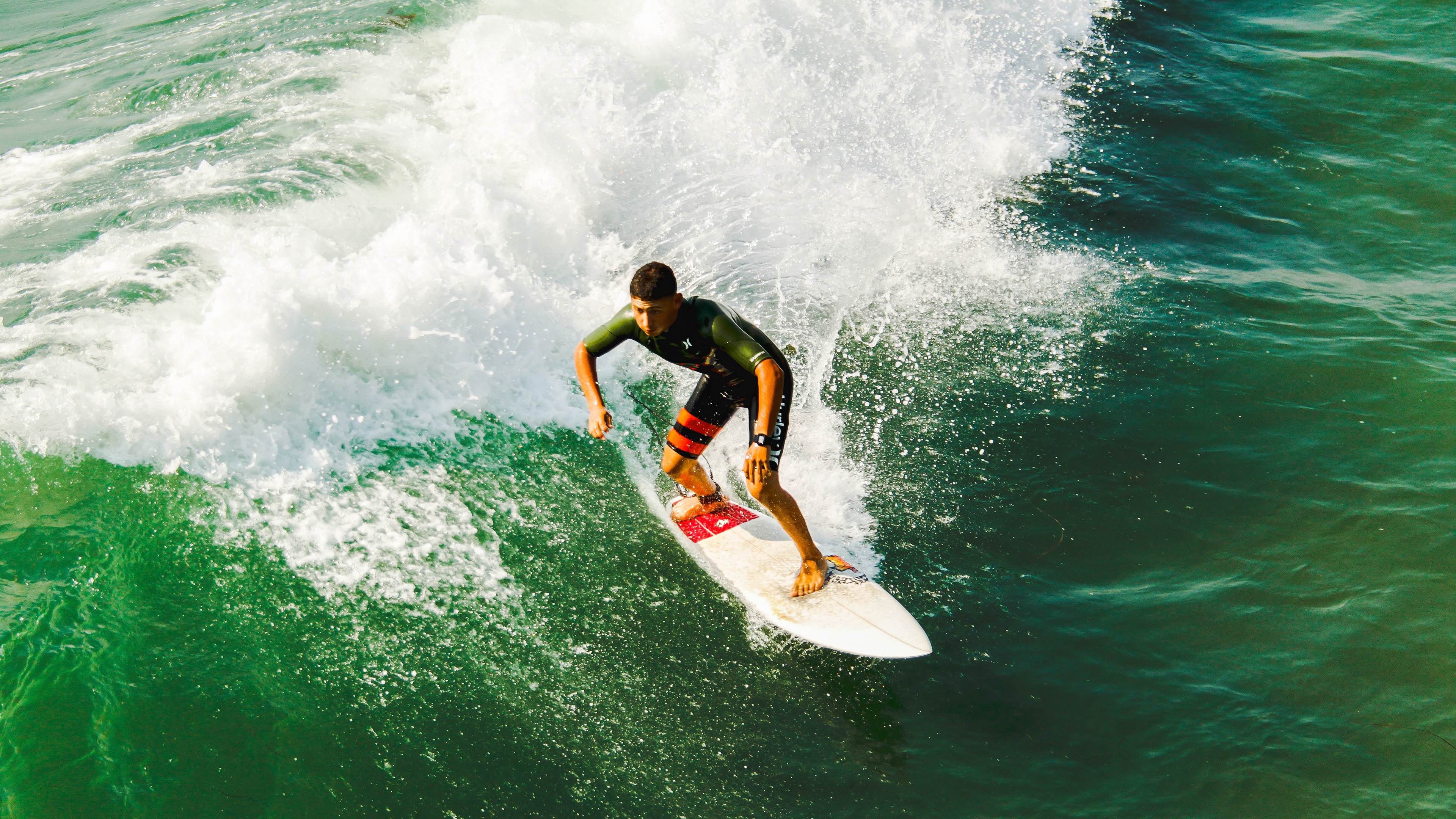 “青少年足球训练基地在边远地区落成,推动普及”,青少年足球培训学校